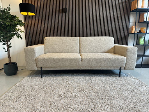 Canapé d'exposition beige en parfait état, 226 x 90 cm