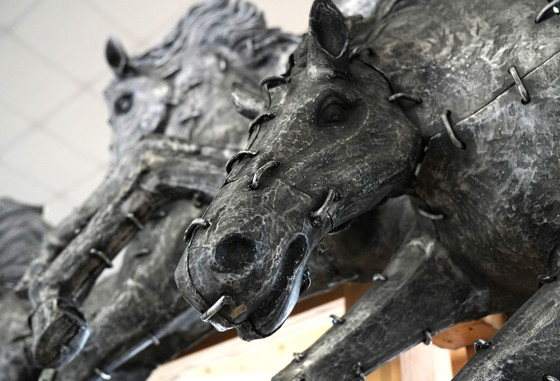 Image 1 of Escultura de pared de caballos al galope: pieza destacada de aluminio fundido bruñido