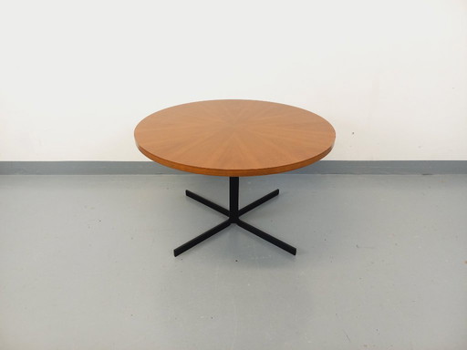 Grande table basse ronde style scandinave vintage modulable en table à manger “monte et baisse”, en teck et métal noir