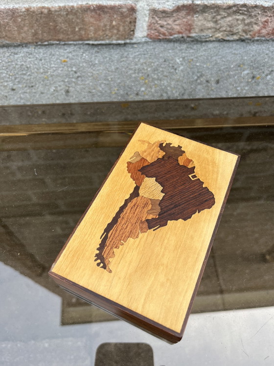 Image 1 of Scatola di legno vintage con intarsio raffigurante una mappa del Sud America