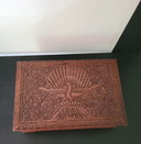 Handgravierte Schmuckschatulle aus Holz mit Pfauen- und Blumenmotiven.