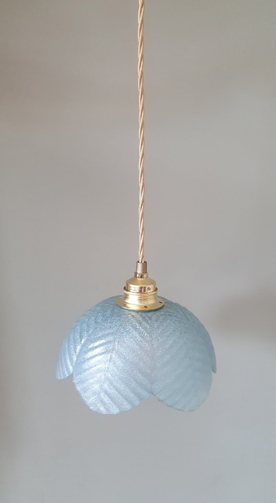 Image 1 of lampada a sospensione in vetro francese vintage a forma di fiore. Vetro blu e bianco.