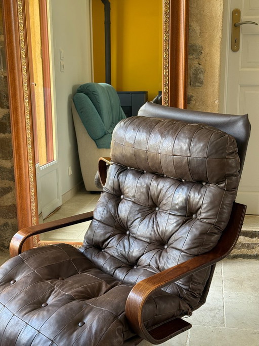 Scandinavian armchair from the 1970s in bent laminated wood with a leather seat