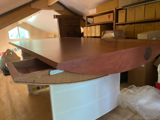 Image 1 of Jaren 80 stijl directie-bureau, houtfineer blad en witte, kunststof poten, gemaakt door meubelmaker