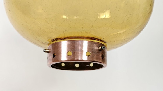 Suspension moderne du milieu du siècle en verre ambré et cuivre / Plafonnier globe de style scandinave des (photo 4 of 10)