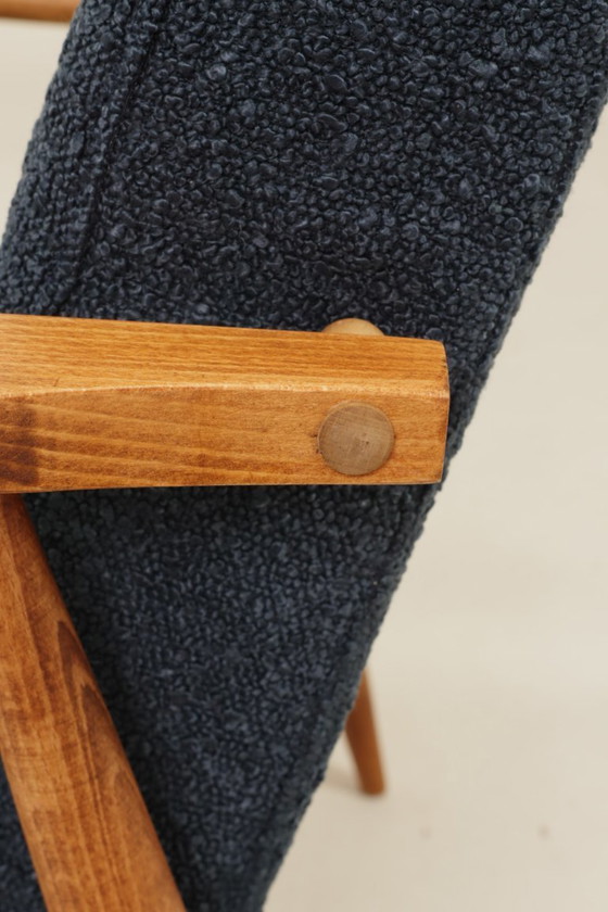 Image 1 of Fauteuil scandinave bleu marine à structure en bois bouclé, design H.Lis