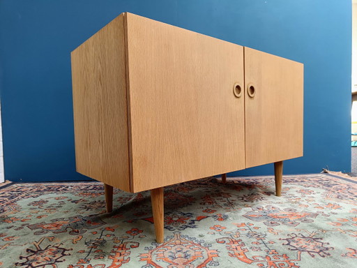 Gabinete de roble vintage