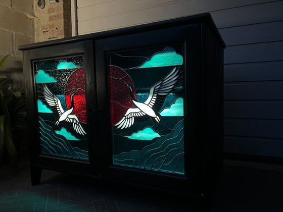 Image 1 of Unieke kast met glas-in-lood deuren en LED verlichting (drankkast/platenkast/boekenkast/tv-kast/dressoir/buffetkast/vitrinekast)