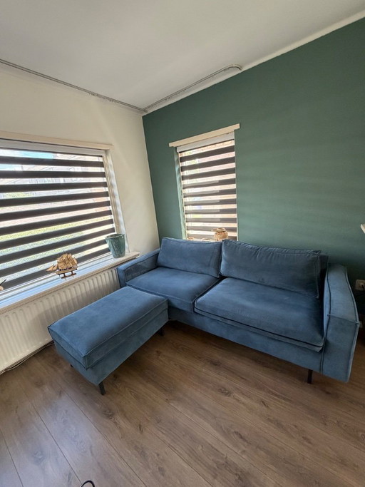 Canapé 2,5 places Arwin en bois bleu acier avec pouf