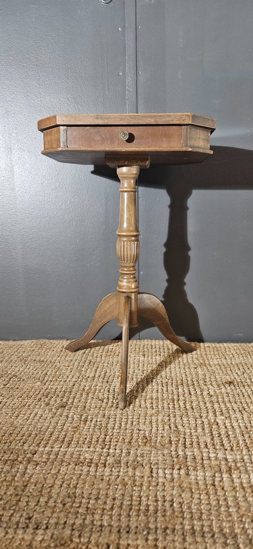 Klassiek houten bijzettafeltje met lade