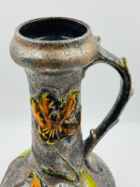 Image 1 of Grande vaso vintage con rilievi floreali.