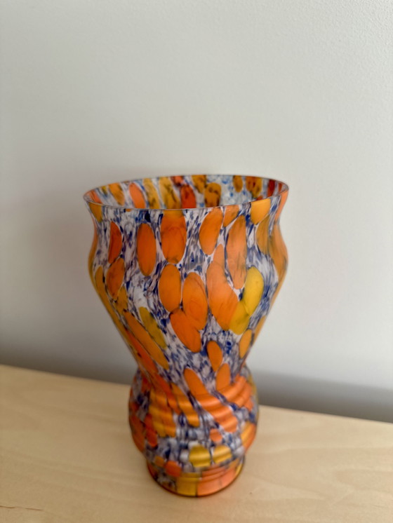 Image 1 of Wilhelm Kralik Söhne Art Deco vaas – Boheems mondgeblazen glas in oranje, geel en wit marmerpatroon (20 cm) | Bohemian Art Deco 