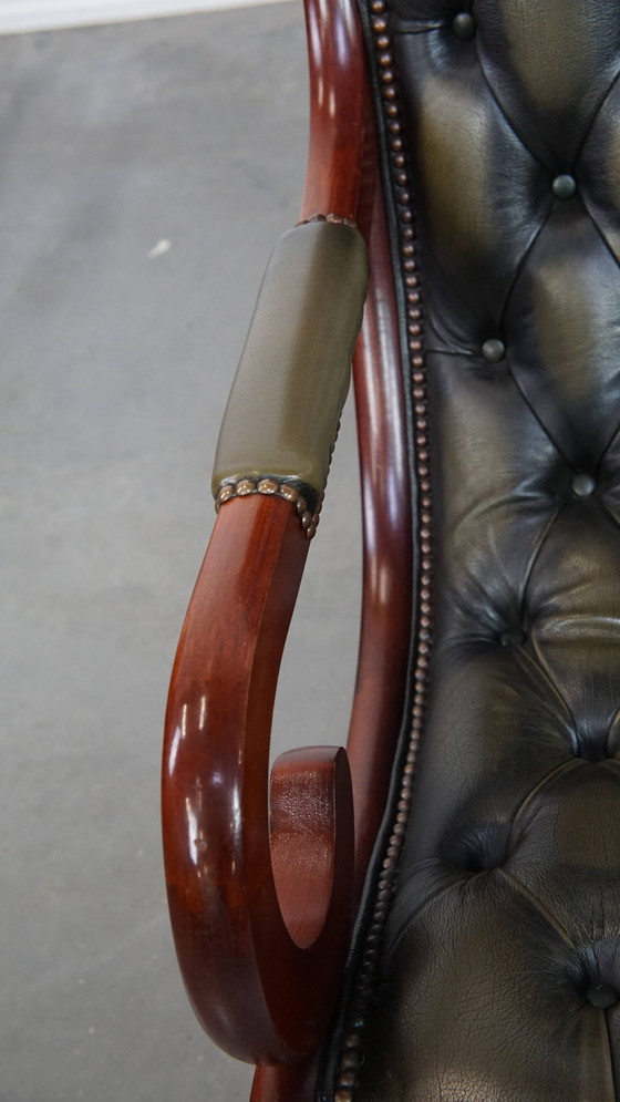 Image 1 of Poltrona Chesterfield inglese in pelle di mucca verde con legno