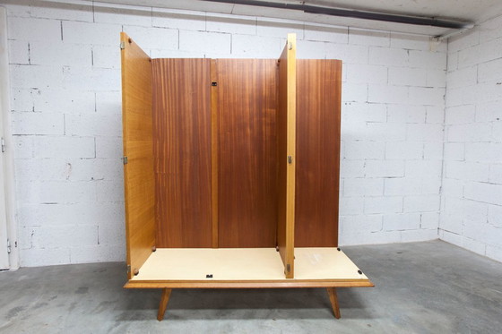 Image 1 of Französischer Kleiderschrank mit geschwungenen Beinen, 3 Türen, 1 Spiegel (27 x 130 cm) und 1 Schublade