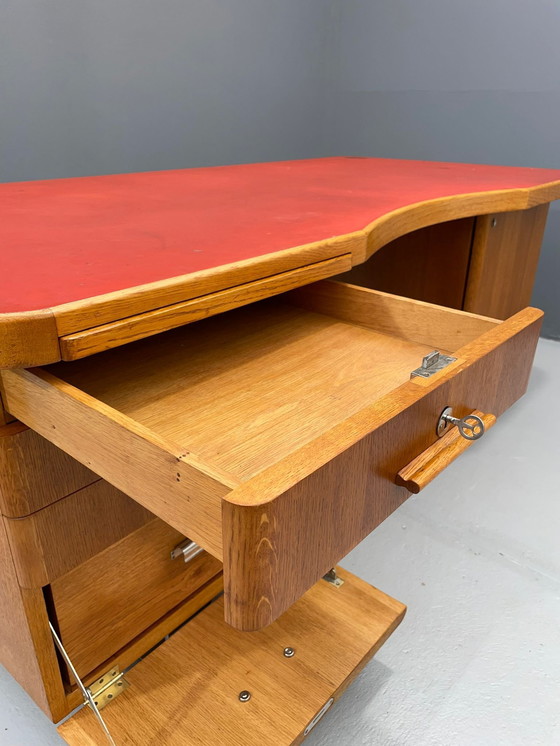 Image 1 of Bureau Bauhaus en noyer avec plateau rouge - Vintage Mid Century Design