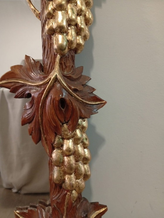 Image 1 of Belangrijke en spectaculair gebeeldhouwde wijnkelderspiegel