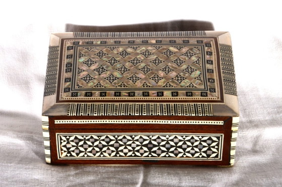 Image 1 of Boîte à bijoux en mosaïque incrustée de nacre du Proche-Orient (Égypte), 14x9cm