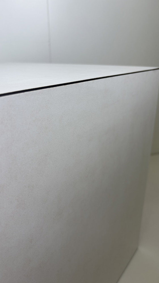 Image 1 of Tavolino/pilastro vintage in marmo da esposizione a forma di cubo