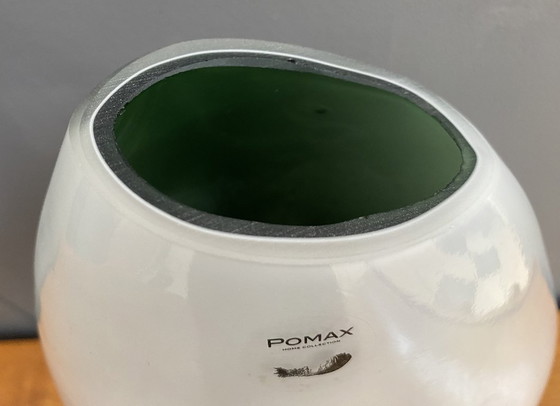 Image 1 of Witte en groene glazen vaas uit de Pomax Hom-collectie