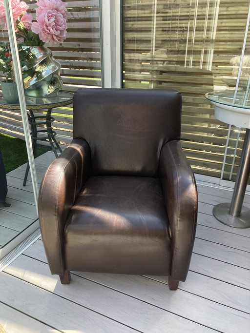 La poltrona in pelle marrone in stile Art Déco