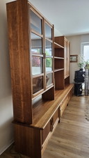 Mobile a parete Dyrlund in stile Mid-Century Modern per soggiorno.