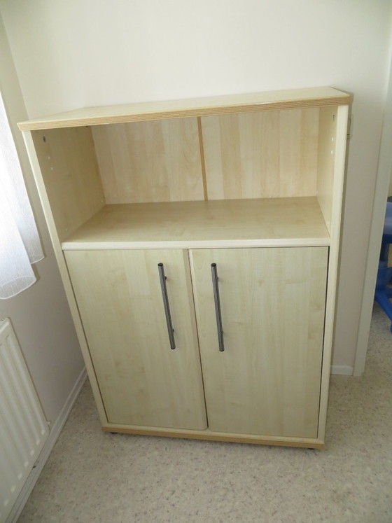 Image 1 of Escritorio con armario a juego