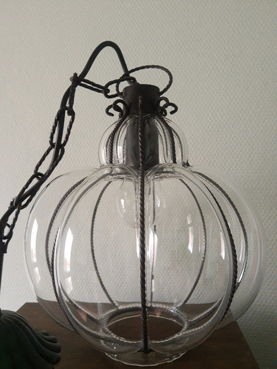 Image 1 of Lampe de plafond vénitienne vintage en verre soufflé à la bouche, dans un boîtier en fer forgé