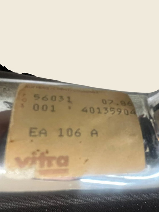 Image 1 of Original Vintage Vitra EA 105 hergestellt 1986. Ray und Charles Eams Drehstuhl mit dunkel braunem Lederbezug und Label.