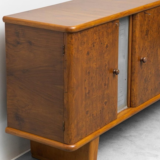 Image 1 of Aparador antiguo de madera de nogal con vetas y detalles decorativos de los años 40.