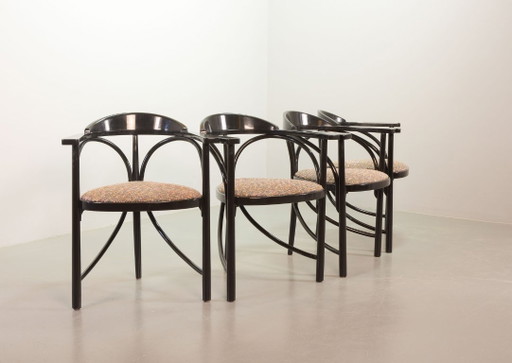 Juego de 4 sillas de comedor triangulares Thonet de diseño de mediados de siglo (modelo 87) lacadas en negro (photo 2 of 24)