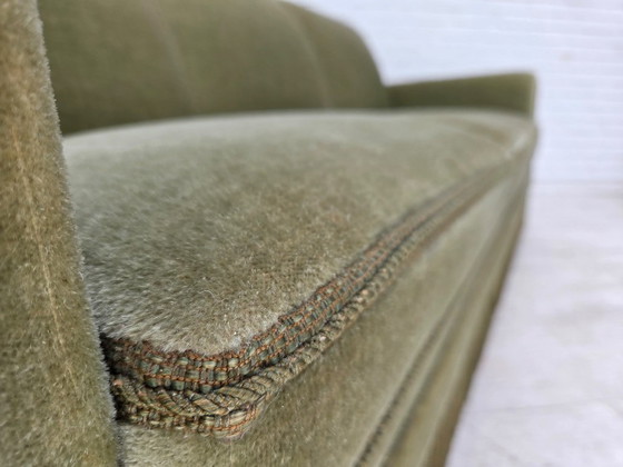 Image 1 of Deense driezitsbank uit de jaren 70, groen meubelvelours, beukenhout.