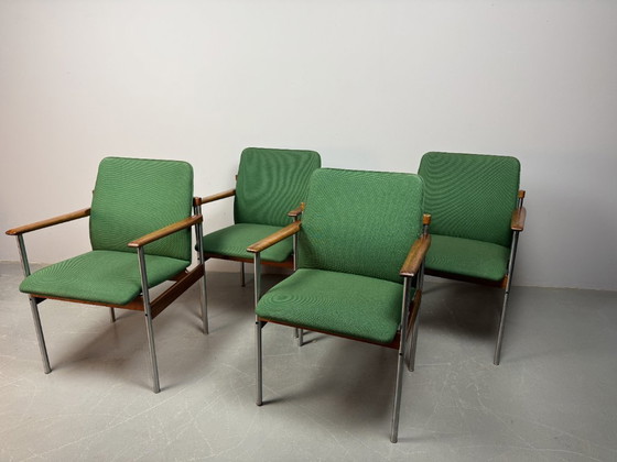 Image 1 of Juego de 4 sillas de comedor Thereca de diseño de mediados de siglo con tapicería verde vibrante.