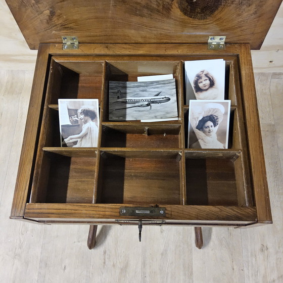 Image 1 of Mesa de costura / mesa auxiliar antigua de nogal (siglo 19) Biedermeier / mesa auxiliar antigua única
