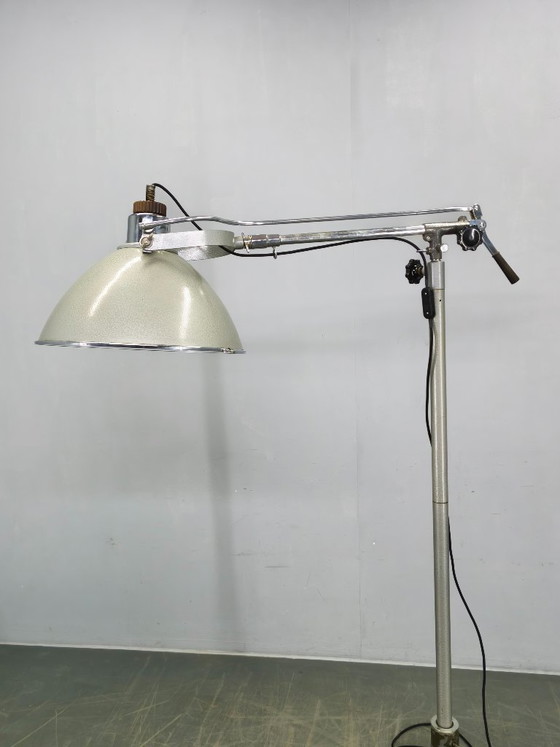 Image 1 of Tsjechische industriële chirurgische vloerlamp uit een militair ziekenhuis, jaren 1950