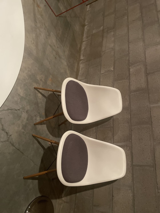 Image 1 of 1 of 2 witte plastic stoelen van Charles Eames met antracietkleurig kussen