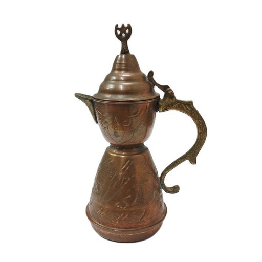 Antica pentola orientale in rame per preparare il caffè o il tè