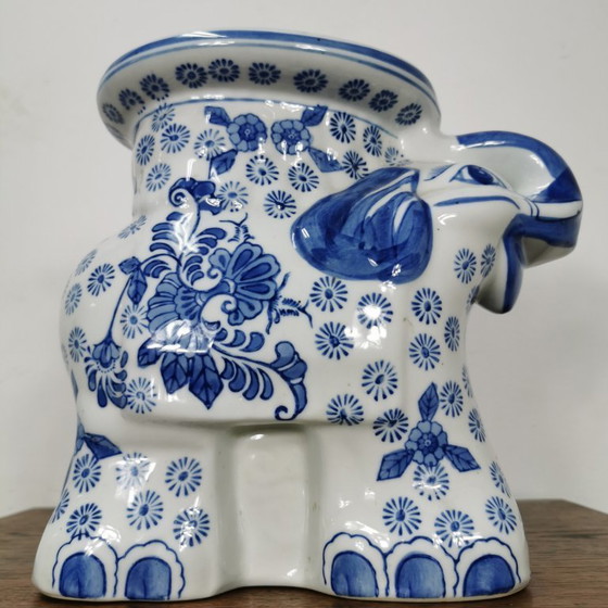 Image 1 of Table d'appoint vintage en céramique bleue de Delft, style chinoiserie. Éléphant.