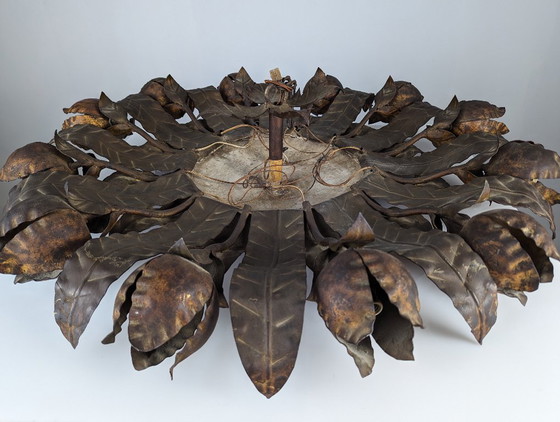 Image 1 of Grand plafonnier soleil en métal doré à motif floral, style années 1950