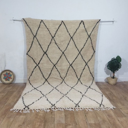 Marokkanischer Beni Ouarain Berberteppich – 305 x 190 cm – Naturwolle – Schwarzes Diamantmuster