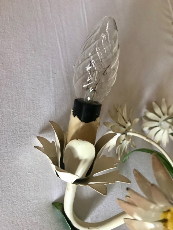 Image 1 of romantico lampadario anni '50 smaltato con bouquet di margherite