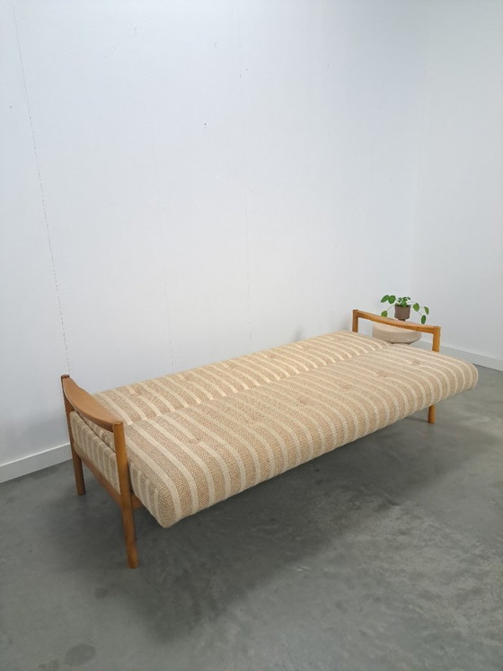 Image 1 of Slaapbank beige gestreept met houten frame