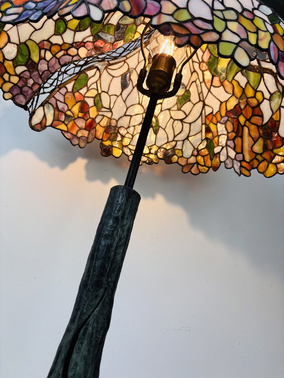 Image 1 of Lámpara de mesa Tiffany extragrande con base de tronco de árbol y pantalla floral.