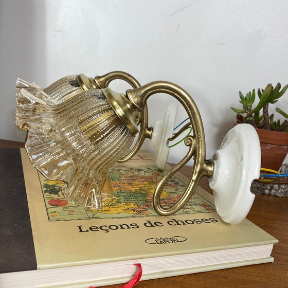 Par de apliques de pared antiguos de latón con pantallas de cristal dorado en forma de tulipán. – Glass (photo 5 of 9)