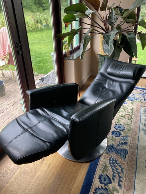 Prominent relax/turn armchair