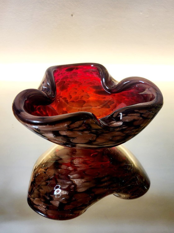 Image 1 of Ciotola di Murano, design organico in vetro di Murano rosso con foglia d'oro 24 carati, Italia