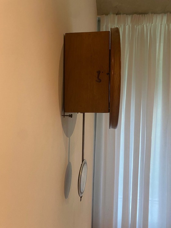 Image 1 of Horloge murale à pendule allemande vintage – mouvement mécanique, milieu du XXe siècle