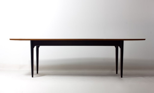 Ronde eettafel uit het midden van de vorige eeuw, jaren 60.