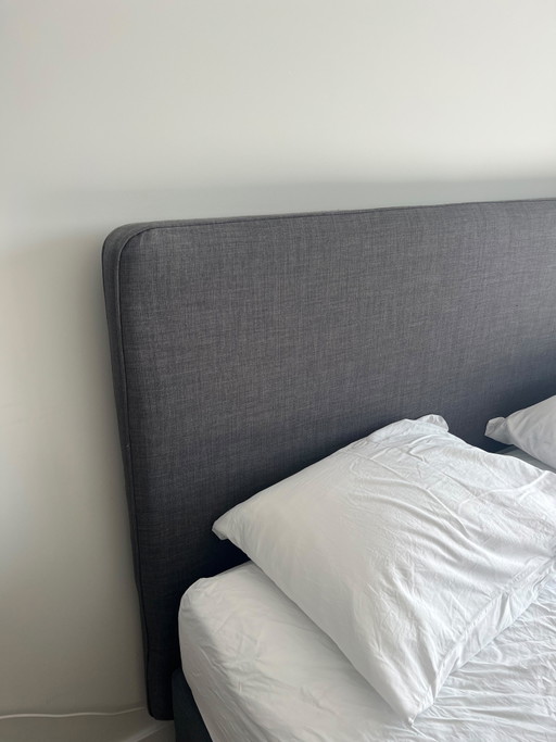 Lit double IKEA 180x200 + 2 matelas – Prêt à l'emploi !