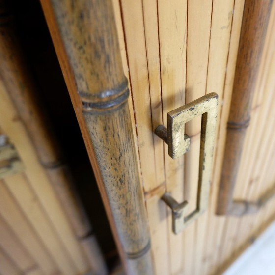 Image 1 of Commode en bambou à 2 portes et 2 tiroirs - poignées en laiton, vers 1960