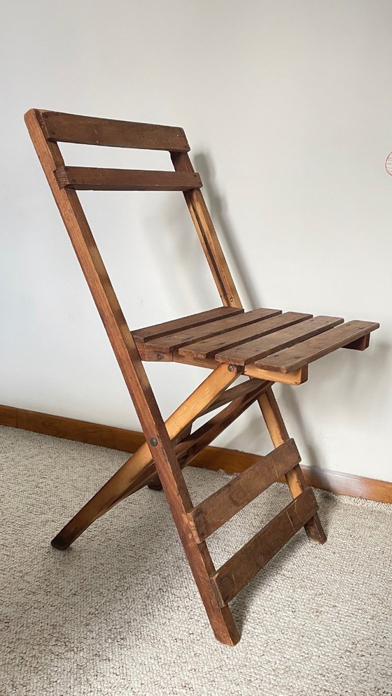 Image 1 of Antieke opklapbare houten stoel, een praktische en geometrische zitplaats. We zijn helemaal gecharmeerd van deze antieke stoel.